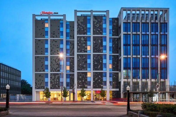 智股策略 4星酒店开业后一天生意没做，全给黑户住了！还住了个恐怖分子！英国人气坏了...